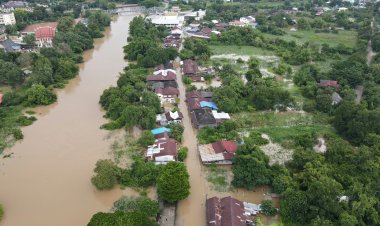 น้ำท่วมชุมชนตลาดเก่ากระจายวงกว้าง เข้า อ.ศรีมหาโพธิ ประตูระบายน้ำพัง