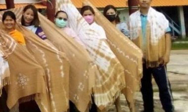 ศรีสะเกษเปิดตัวผ้าคลุมไหล่ สไบย้อมสีไม้มะดันป่า น่าใช้ฝีมือนักเรียนบ้านอีเซ