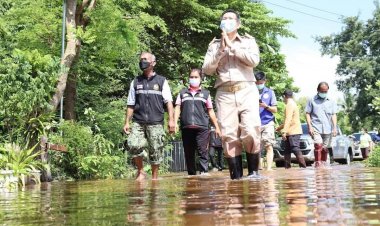 นอภ.ศรีรัตนะลงพื้นที่มอบสิ่งของบรรเทาความเดือดร้อนและให้กำลังใจพี่น้องที่น้ำท่วมบ้านเรือน