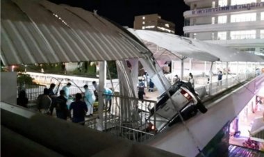กระบะดิ่งนรก ขับพุ่งทะลุกำแพงลานจอดรถรพ.มหาราช รถพังยับ