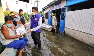อำเภอเมืองปทุมธานีขนถุงยังชีพใส่เรือลุยน้ำท่วมให้กำลังใจชาวบ้าน