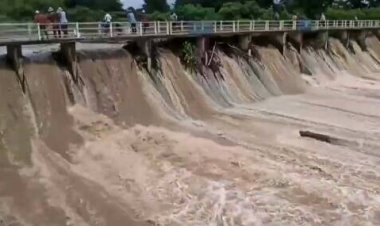 ชาวอุทัยธานีผวาสะพานแตกระดับน้ำเพิ่มสูงขึ้นไม่หยุด