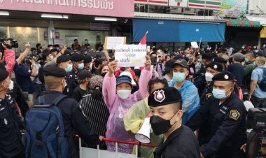 ไปร์ท ชินวัตร นำมวลชนคนรุ่นใหม่นนทบุรี ดักรอนายกตู่ท่าน้ำหอนาฬิกา มี ป้าเป้า คนดังร่วมชุมนุมขับไล่