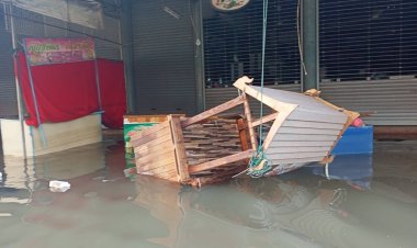 ชาวบ้านร้านค้าเมืองชัยภูมิล่ากระบะขับฝ่าน้ำท่วม ทำคลื่นซัดข้าวของพังเละ