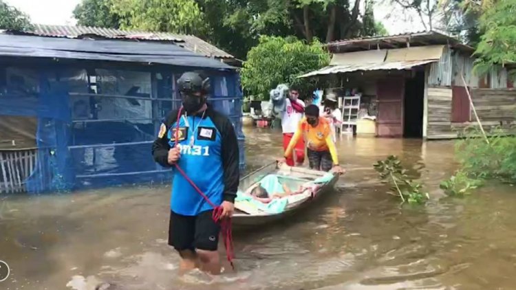 นาทีชีวิต ! กู้ภัยนำเรือท้องแบนเร่งอพยพผู้ป่วยติดเตียง หลังน้ำมูลล้นตลิ่งท่วมบ้านสูงกว่า 1 เมตร