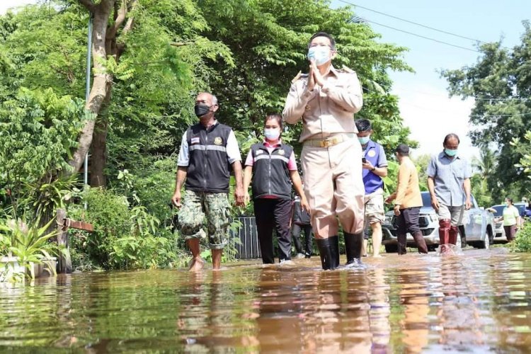 นอภ.ศรีรัตนะลงพื้นที่มอบสิ่งของบรรเทาความเดือดร้อนและให้กำลังใจพี่น้องที่น้ำท่วมบ้านเรือน