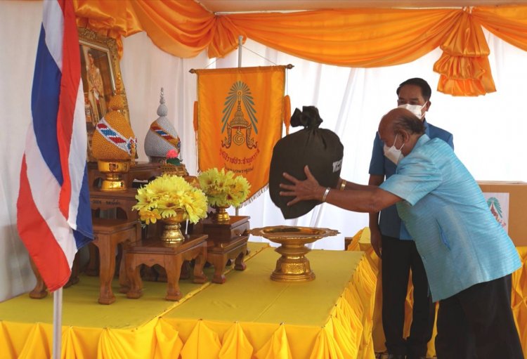 "วัฒนา"ผวจ.ศรีสะเกษ พิธีมอบเงินและสิ่งของพระราชทาน