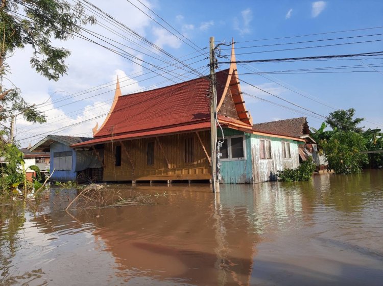 ระดับท่วมบางบาลความสูงของน้ำ อีก 30 ซม.เกือบเท่าปี 54 แล้ว