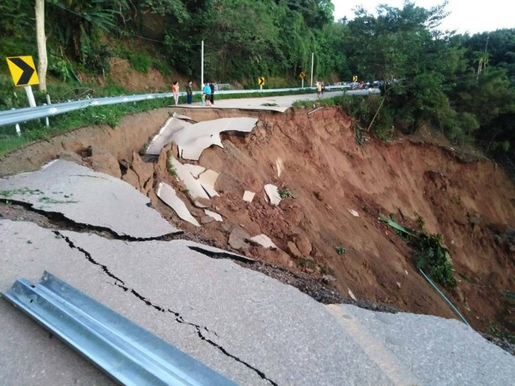 ตาก-ฝนตกหนัก ทางหลวงหมายเลฃ 1175 ตอน ห้วยส้มป่อย – เจดีย์ยุทธหัตถี กม.55+300 พังเสียหายคันทางทรุดตัว
