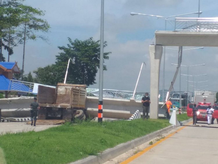 สะพานลอยขนาดใหญ่ถล่ม ทับรถขนดินดับคาที่ 2 ศพ