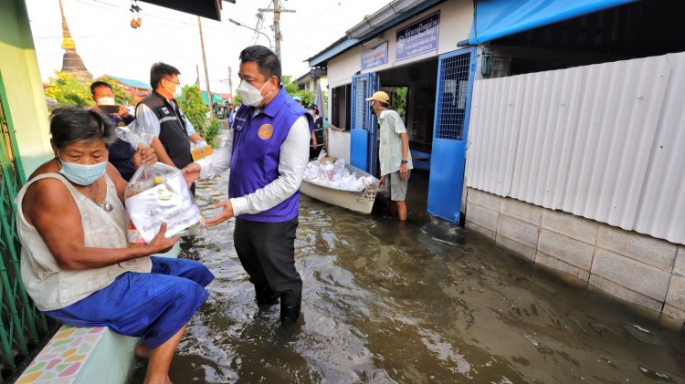 อำเภอเมืองปทุมธานีขนถุงยังชีพใส่เรือลุยน้ำท่วมให้กำลังใจชาวบ้าน