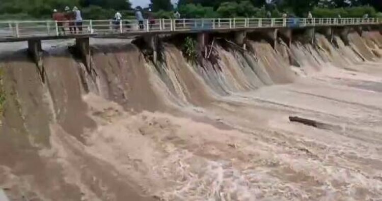 ชาวอุทัยธานีผวาสะพานแตกระดับน้ำเพิ่มสูงขึ้นไม่หยุด