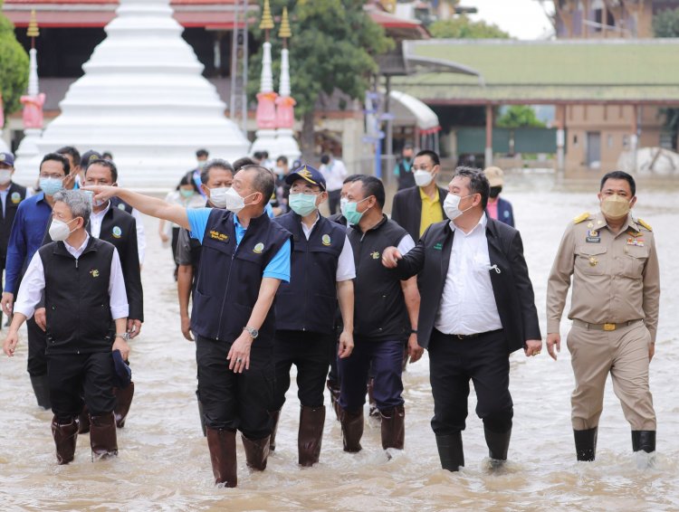 รมว.เกษตรฯลงพื้นที่ปทุมธานี สั่งกรมชลประทาน เตรียมแผนรองรับแม่น้ำเจ้าพระยาเพิ่มสูงขึ้น(มีคลิป)