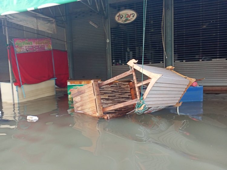 ชาวบ้านร้านค้าเมืองชัยภูมิล่ากระบะขับฝ่าน้ำท่วม ทำคลื่นซัดข้าวของพังเละ