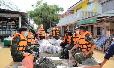 กองทัพไทยไม่ทิ้งประชาชนระดมพลลงพื้นซับน้ำตาเหยื่อน้ำท่วมเมืองกรุงเก่า