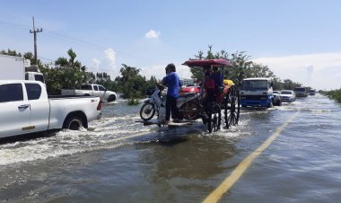 ถนนมิตรภาพโคราช-ขอนแก่นยังอ่วมน้ำท่วมสูงเฉลี่ย 40-50 ซม.(ชมคลิป)