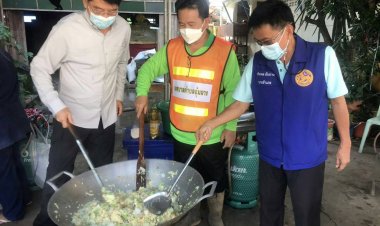 ไม่ทิ้งพื้นที่ ไม่ทิ้งชาวอุ้มผาง...!"สส.ชัยวุฒิ"ควงตะหลิวปรุงอาหารแจกเหยื่อน้ำท่วม