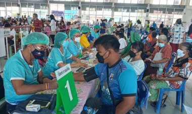 คนอุทุมพรพิสัยแห่ฉีดวัคซีน"แอสตราเซนเนกา-ซิโนฟาร์ม"สร้างภูมิคุ้มกันหมู่