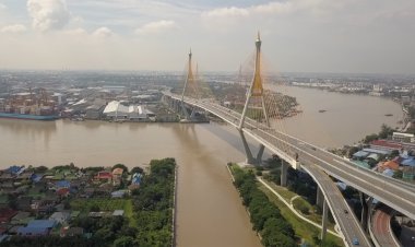 ประตูระบายน้ำคลองลัดโพธิ์ เร่งผลักมวลน้ำออทะเล (มีคลิป)