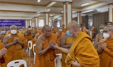 คณะสงฆ์จังหวัดปทุมธานีและคณะศิษยานุศิษย์พระธรรมรัตนาภรณ์ อดีตเจ้าคณะจังหวัดปทุมธานี เดินทางถวายกำลังใจจำนวนมาก