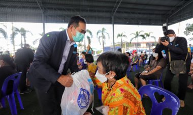 ปลัดคลังลุยมอบถุงชีพชุมชนริมน้ำบ้านกลางเมืองปทุมธานี