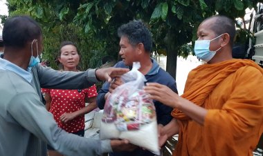 พ่อแม่ครูอาจารย์-โปรดถุงยังชีพให้ผู้ประสบภัยน้ำท่วมขัง