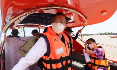 ผู้ว่าฯหมูป่า ล่องเรือติดตามสถานการณ์น้ำเจ้าพระยา พร้อมขอความร่วมมือผู้ใช้เรือลดความเร็วลง ลดแรงกระแทกบ้านเรือน