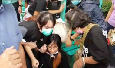 เบญจา แนวร่วมมธ. ถูกจนท.ตร. แสดงหมายจับมาตรา 112 พรก.ฉุกเฉิน หลังเข้ารับทราบข้อกล่าวหาฝ่าฝืน พรก.ฉุกเฉิน หน้าสน.ลุมพินี