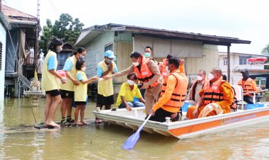 ปลัดกระทรวงมหาดไทยอัญเชิญถุงยังชีพสมเด็จพระสังฆราชแจกจ่ายให้ราษฎรลุ่มน้ำยมพิจิตร