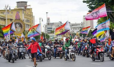 ม็อบ9ตุลา ผู้ชุมนุมห่มธงไพรด์อนุสาวรีย์ประชาธิปไตย เยาวชนประกาศโกนผมจนกว่านายกรัฐมนตรีจะลาออก