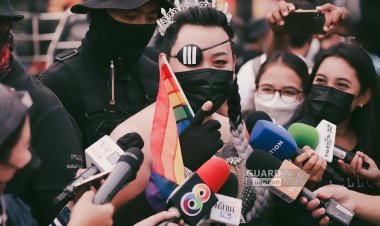 ม็อบ9ตุลา ผู้ชุมนุมห่มธงไพรด์อนุสาวรีย์ประชาธิปไตย เยาวชนประกาศโกนผมจนกว่านายกรัฐมนตรีจะลาออก