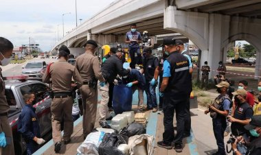 ซวย!! โชเฟอร์รถเทรลเลอร์ กลับรถทำของตกกลางถนน ตร.เห็นเข้าช่วยเจอเป็นยาบ้า ถูกคุมตัวดำเนินคดี อ้างทำครั้งแรกได้ค่าจ้างหมื่นเดียว