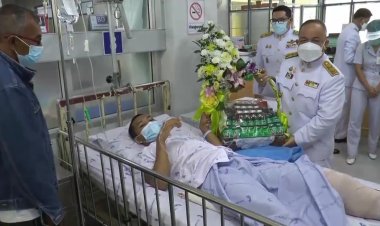 ในหลวง ร. 10พระราชทานดอกไม้และตะกร้าแก่ชาวบ้านที่บาดเจ็บจากเหตุระเบิด