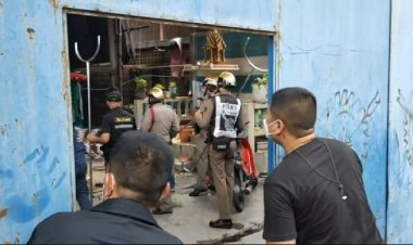 ตำรวจเร่งล่าลูกชายเมายาคลุ้มคลั่งเผาบ้านและใช้ปืนยิงปลายิงขาพ่อตนเอง ภายในซอยสุขสวัสดิ์ 18