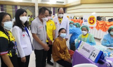 รพ.ศรีสะเกษฉีดวัคซีนให้พสกนิกร เนื่องในวันคล้ายวันสวรรคตในหลวงร.9 (มีคลิป)