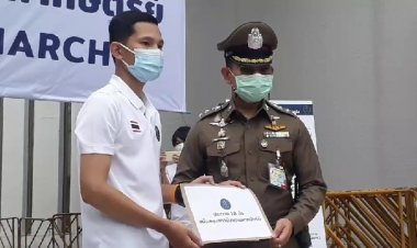 ไทรักษา เปิดแถลงการณ์ 10 ข้อเรียกร้องหนุนสถาบันกษัตริย์ โดยมี พ.ต.อ.พันษา อมราพิทักษ์ ผกก.สน.ปทุมวัน เป็นตัวแทนในการรับหนังสือ