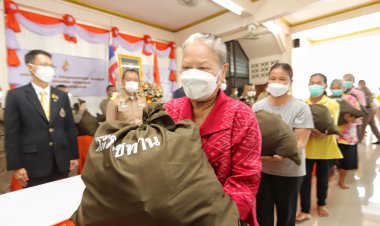 ชาวเมืองปทุมฯปลื้มได้รับสิ่งของพระราชทานแก่ผู้ประสบอุทกภัย