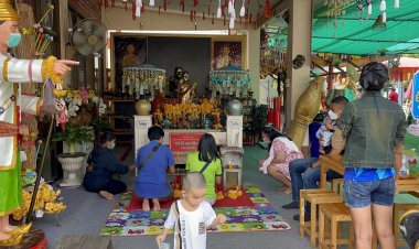 “วัดแทบแตก”แห่ให้เจ้าอาวาสเจิมหน้าผาก พร้อมขอโชคลาภไอ้ไข่และพญาอนันตนาคราชกันอย่างแน่นวัด