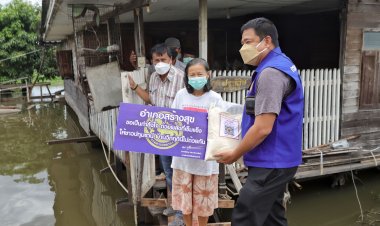 ช่วยเหลื่อต่อเนื่อง!นอภ.เมืองปทุมธานีลุยเคาะประตู มอบสิ่งของซับน้ำตาเหยื่อน้ำท่วม