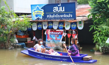 น้ำลดแต่ชุมชนบ้านเสากระโดงติดแม่น้ำเจ้าพระยายังคงต้องพายเรือเข้าออกบ้าน