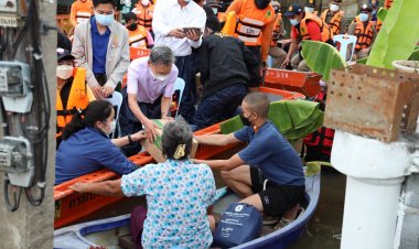 อดีตนายก “ชวน หลีกภัย ”ลุยมอบถุงยังชีพผู้ประสบอุทกภัยบางไทร