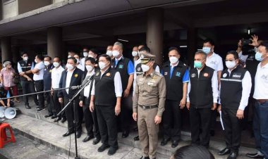 กรุงเทพมหานคร และกองบัญชาการตำรวจนครบาล มอบถุงยังชีพช่วยชาวแฟลตดินแดงสู้ภัยโควิด-19
