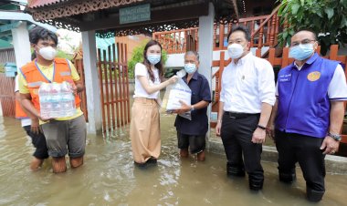 “ยูเรกา ปันน้ำใจ ช่วยเหลือสังคม”ลงพื้นที่ซับน้ำตาเหยื่อน้ำท่วมสามโคก