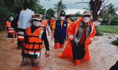 ผู้ว่าฯชัยภูมิ- นพค.55 ยกทัพ ช่วยผู้ประสบภัยน้ำท่วมชาวภูเขียว (มีคลิป)