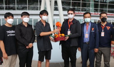 คณะราษฎรขอนแก่นมอบกระเช้างูเห่าเตือนสติพรรคก้าวไกล (มีคลิป)