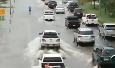โคราชฝนตกต่อเนื่อง เกิดน้ำท่วมถนนมิตรภาพยาวกว่า 200 เมตร (ชมคลิป)