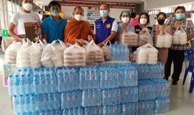 “พระอาจารย์โชติ”เกจิชื่อดัง นำอาหาร-น้ำดื่ม มอบผ่านนายอำเภอส่งต่อผู้ฉีดวัคซีน