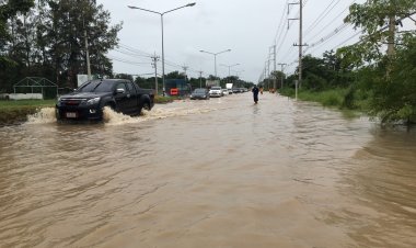 ฝนตกไม่หยุดน้ำป่าทะลักท่วมถนนราชสีมา-โชคชัย ระยะทางกว่า 500 ม.