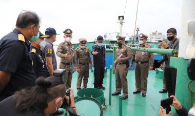 จับน้ำมันเถื่อนกลางทะเล 4 แสนลิตร