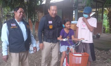 ผู้ใหญ่ใจดี  มอบรถจักรยาน และสิ่งของ ให้"น้องต่าย"